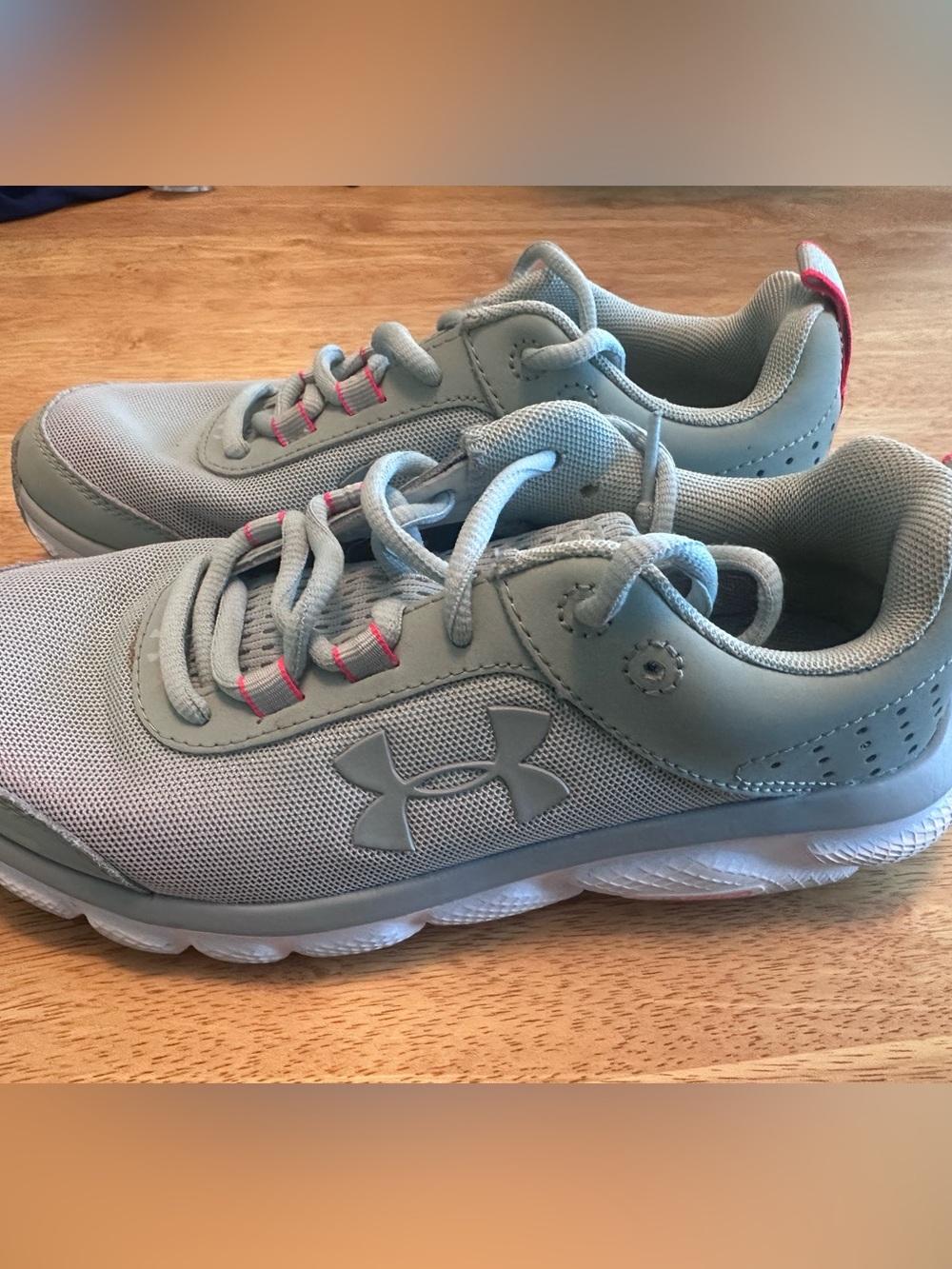 Teal and Coral Women’s Under Armour Shoe. size 6 Barely Worn